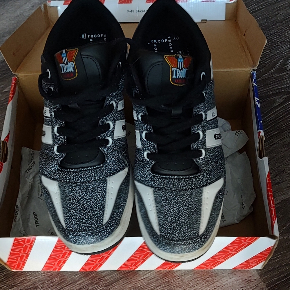 Troop ice lamb size 11 shoes